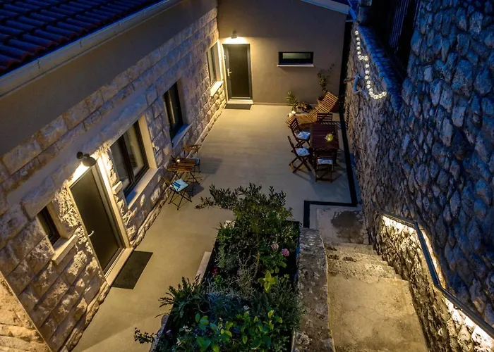 Piccola Apartments - 50M From Beach